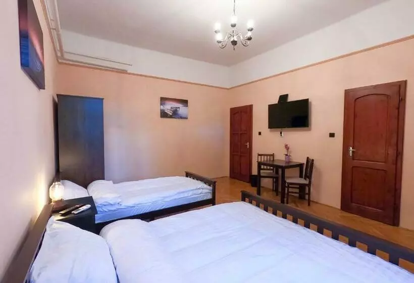 ホテル Gosztonyi Villa