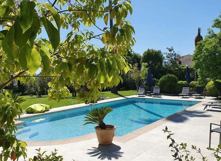 تختخواب و صبحانه Le Domaine Des Mûriers Charme, Chic, Calme En Provence Côte D Azur