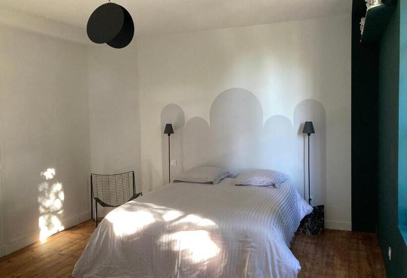 بنسيون Au Petit Thouars