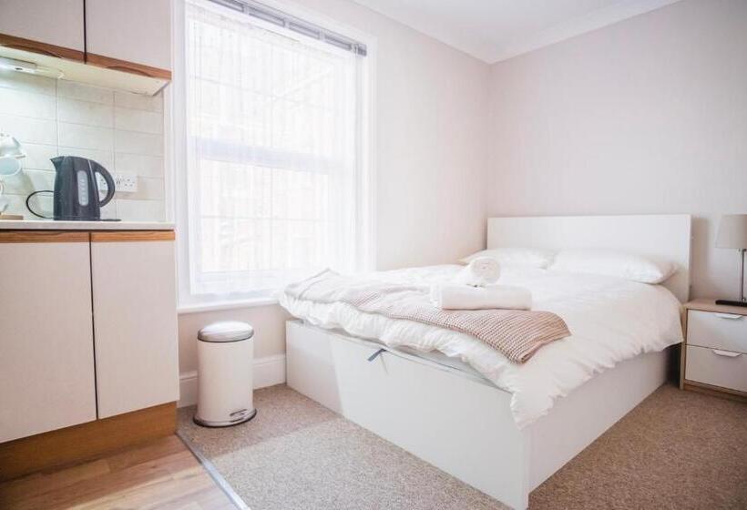 بنسيون Poole Stay