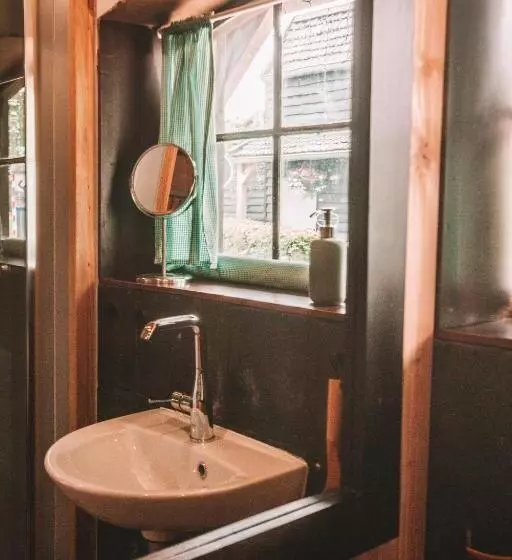 Retkeilymaja Crash Nstay   Paardenstal