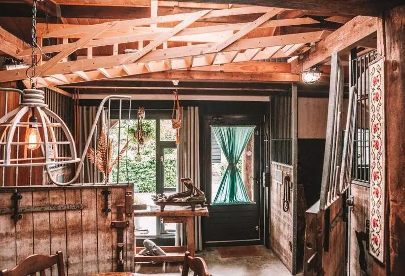 Retkeilymaja Crash Nstay   Paardenstal