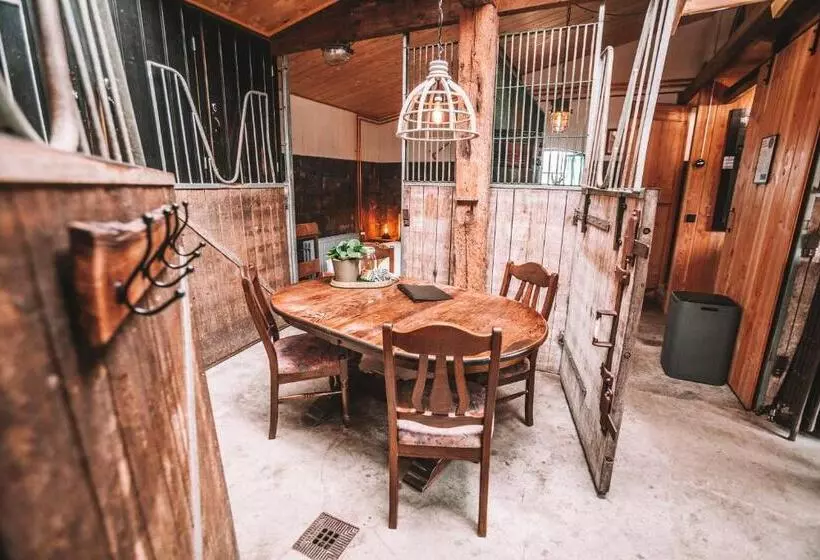 Retkeilymaja Crash Nstay   Paardenstal