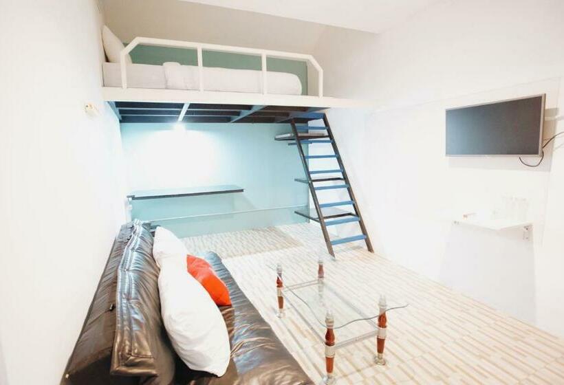 بنسيون De Container Guest House