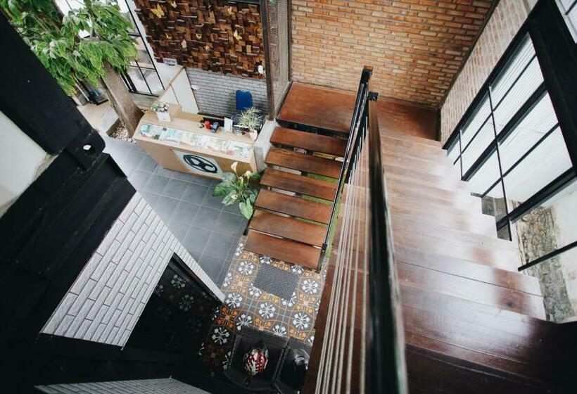 بنسيون De Container Guest House