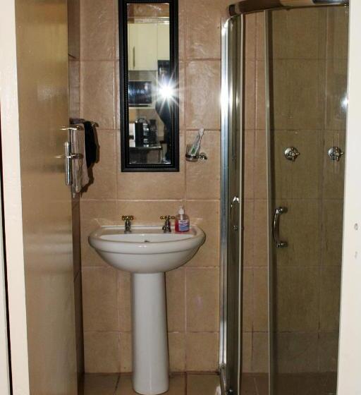 פנסיון Seaview Executive Guest House