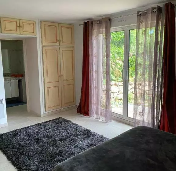 Aamiaismajoitus (B&B) Chambre Spacieuse Indépendante Dans Villa Plus Parking Privée
