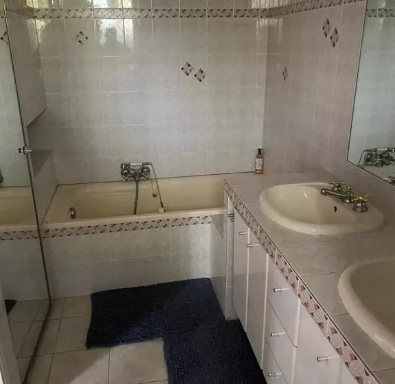 Aamiaismajoitus (B&B) Chambre Spacieuse Indépendante Dans Villa Plus Parking Privée