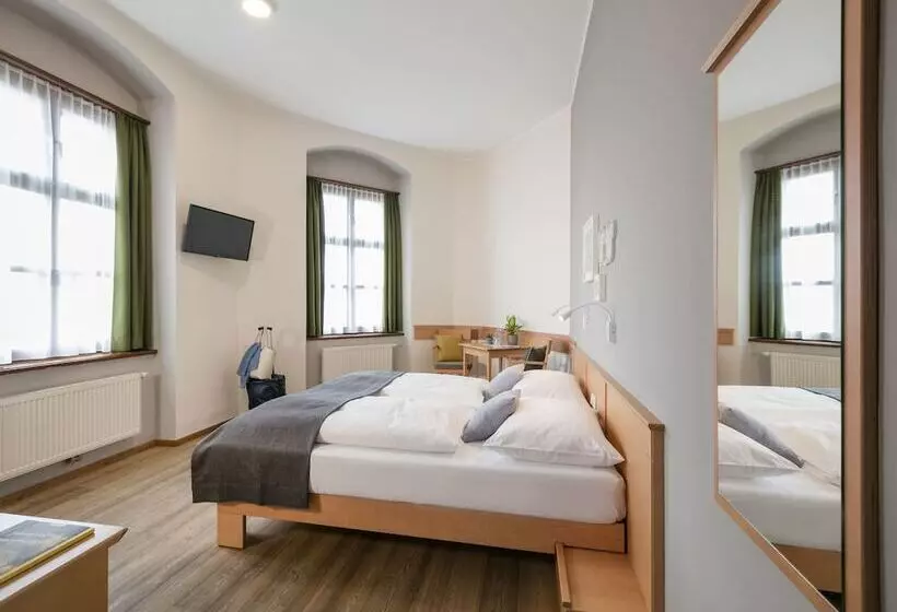 ユースホステル Jufa Hotel Schloss Röthelstein