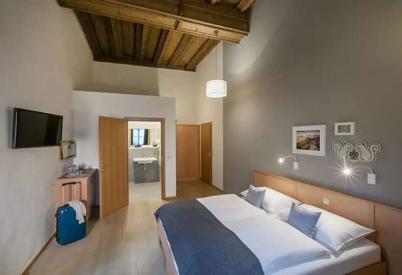 ユースホステル Jufa Hotel Schloss Röthelstein