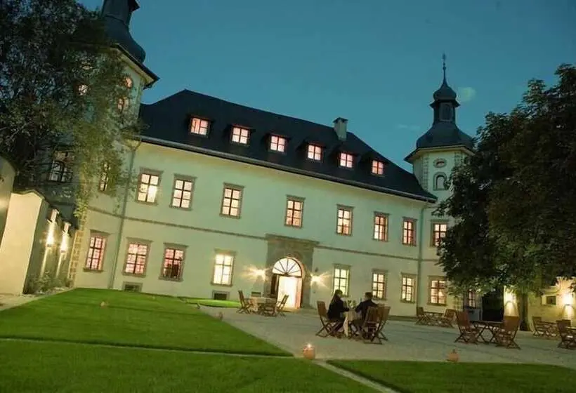 ユースホステル Jufa Hotel Schloss Röthelstein