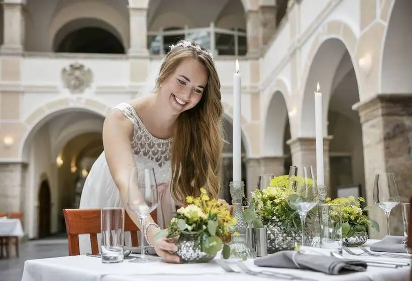 ユースホステル Jufa Hotel Schloss Röthelstein