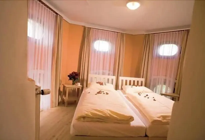 ユースホステル Jufa Hotel Schloss Röthelstein