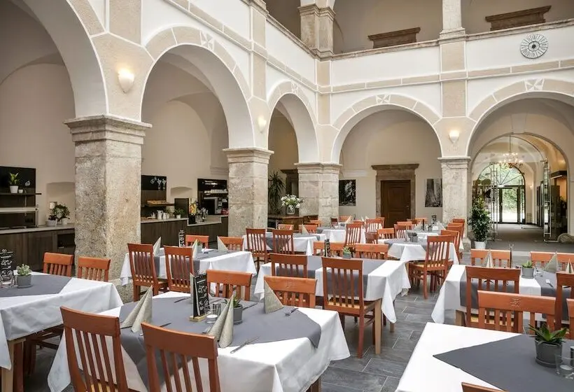 ユースホステル Jufa Hotel Schloss Röthelstein
