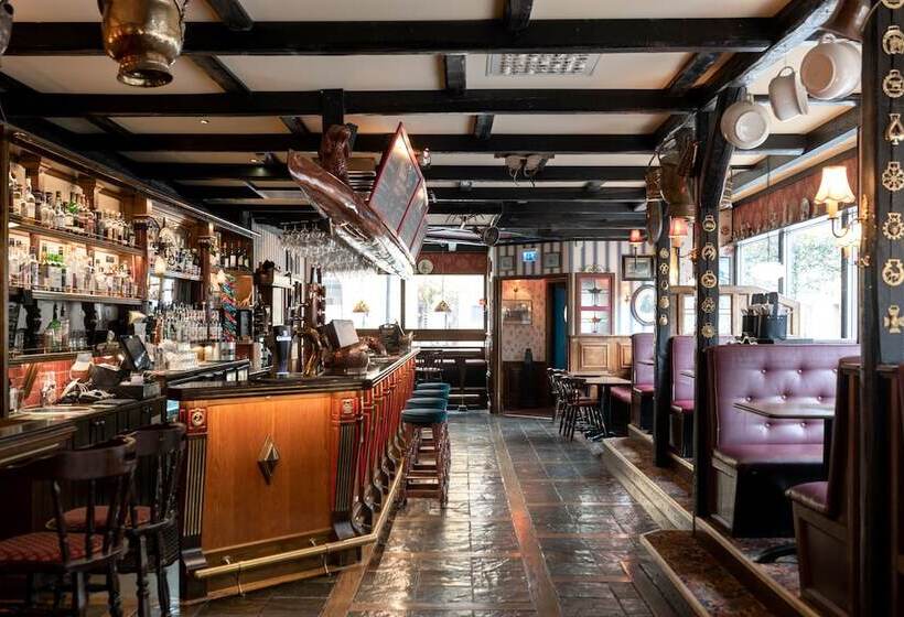 هتل Bishops Arms Koping