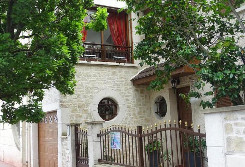 تختخواب و صبحانه La Bambouseraie