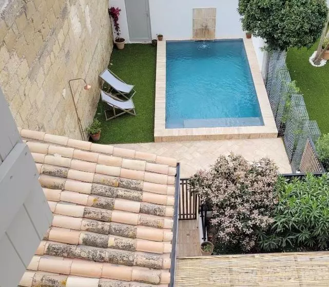 Bed and Breakfast Maison 1634 Parking, Petit Dejeuner Compris, Proche Centre, Climatisation, Piscine