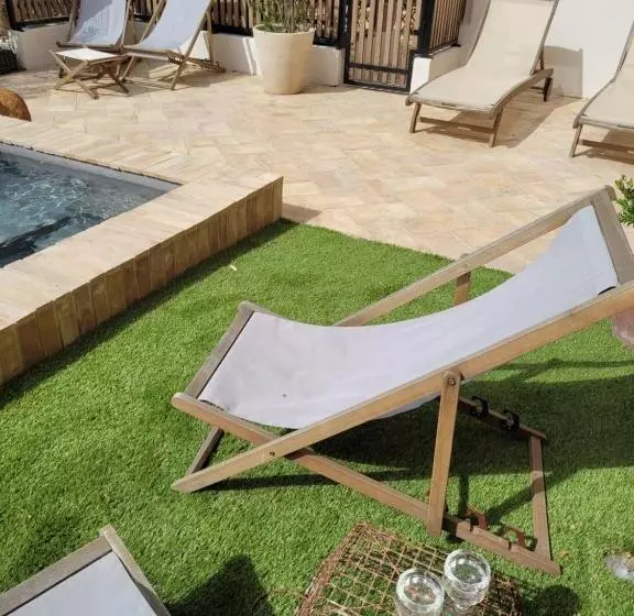 Bed and Breakfast Maison 1634 Parking, Petit Dejeuner Compris, Proche Centre, Climatisation, Piscine