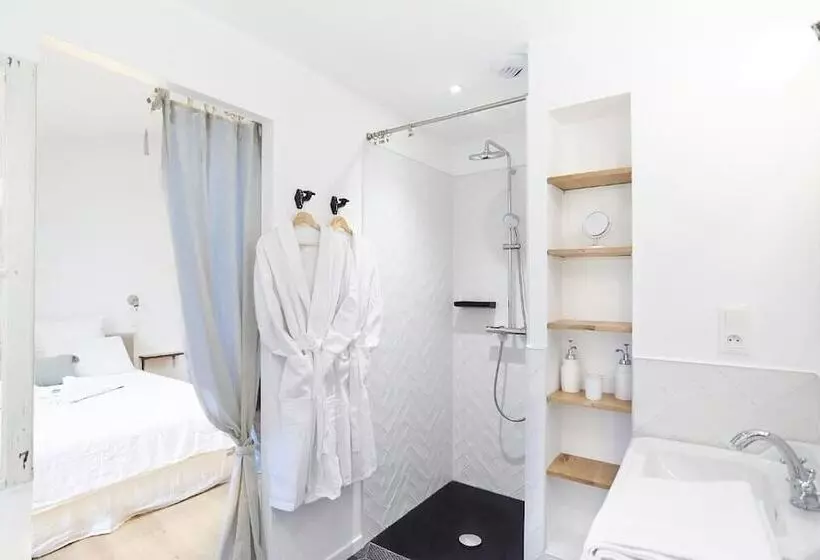 Bed and Breakfast Maison 1634 Parking, Petit Dejeuner Compris, Proche Centre, Climatisation, Piscine