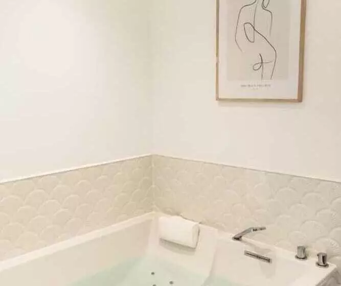 Bed and Breakfast Maison 1634 Parking, Petit Dejeuner Compris, Proche Centre, Climatisation, Piscine
