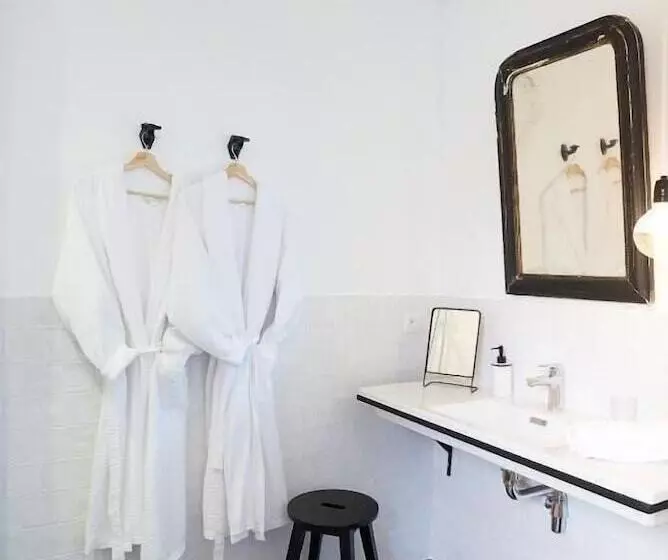 Bed and Breakfast Maison 1634 Parking, Petit Dejeuner Compris, Proche Centre, Climatisation, Piscine