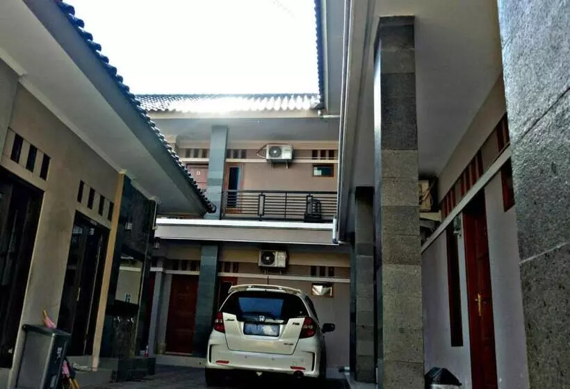 Hotelli Wisma Andali Syariah Near Rsud Cideres