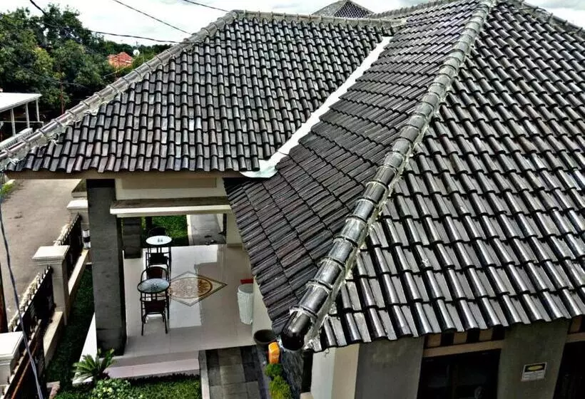 Hotelli Wisma Andali Syariah Near Rsud Cideres