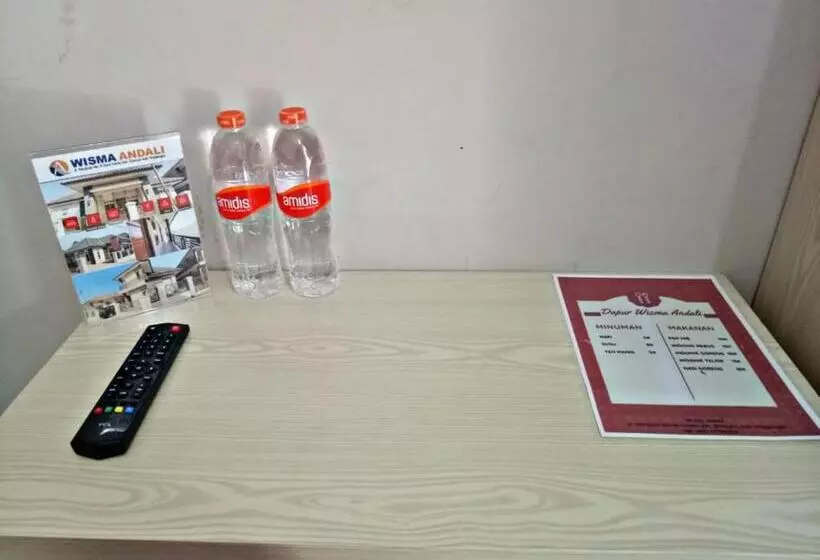 Hotelli Wisma Andali Syariah Near Rsud Cideres