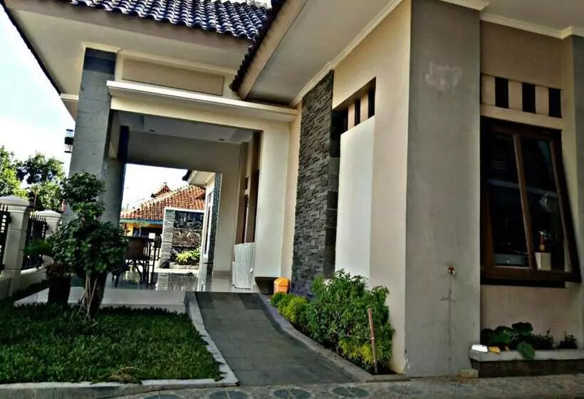Hotelli Wisma Andali Syariah Near Rsud Cideres