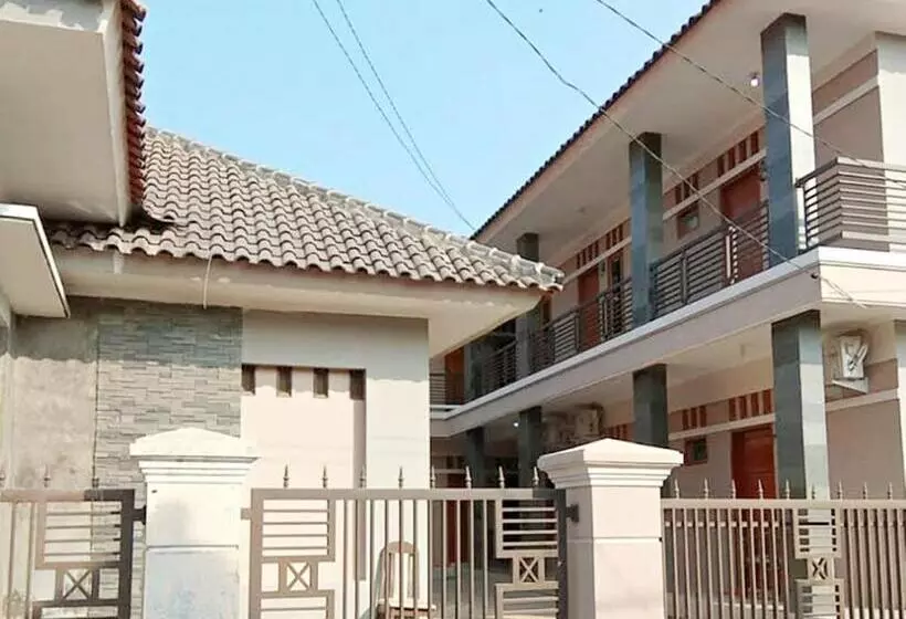 Hotelli Wisma Andali Syariah Near Rsud Cideres