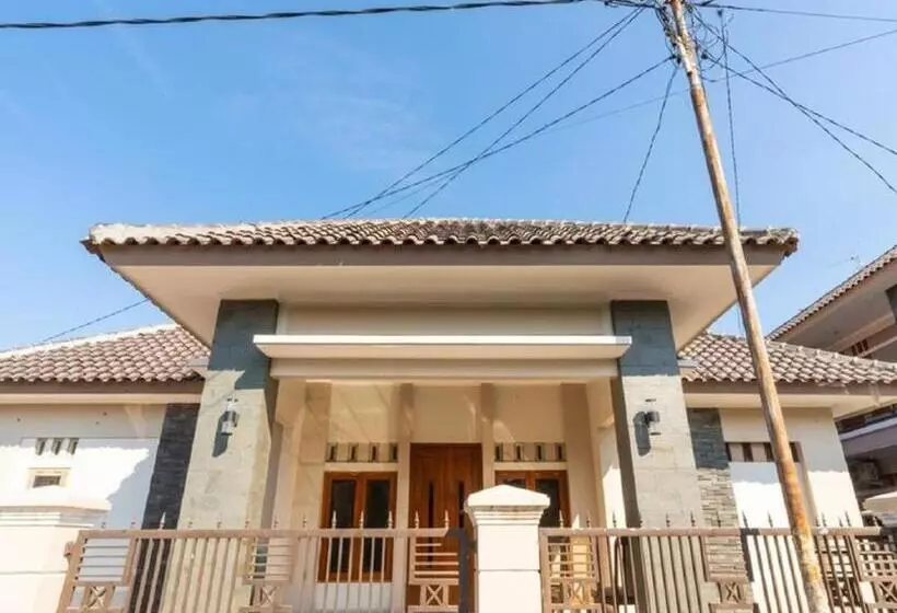 Hotelli Wisma Andali Syariah Near Rsud Cideres