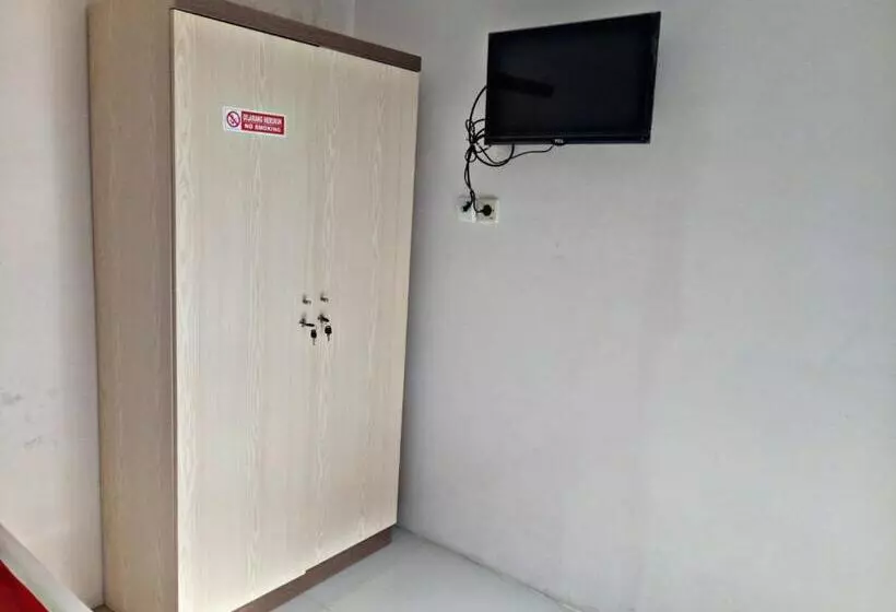 Hotelli Wisma Andali Syariah Near Rsud Cideres