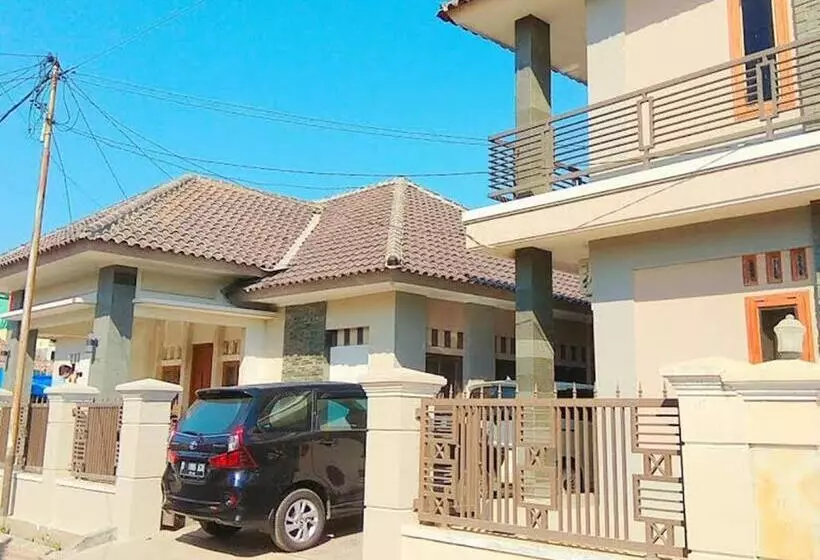 Hotelli Wisma Andali Syariah Near Rsud Cideres