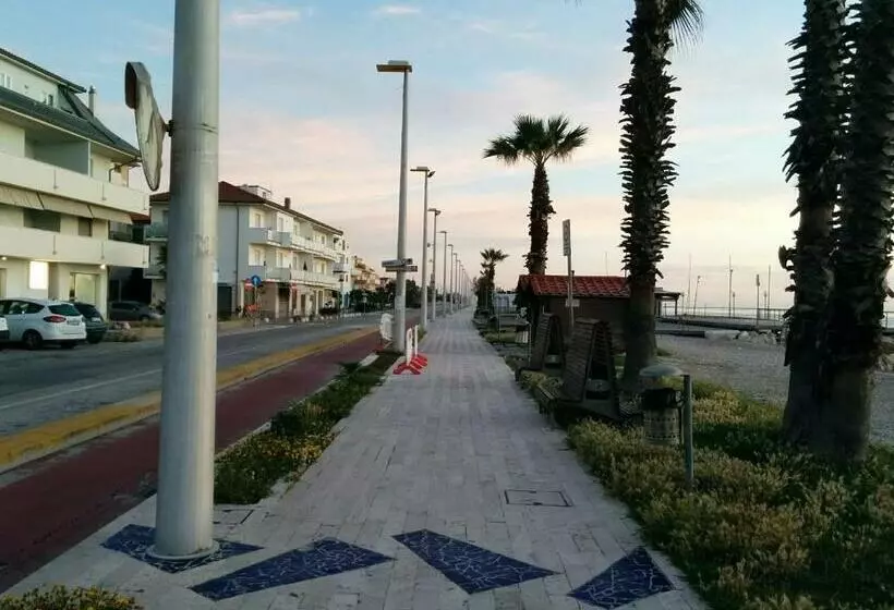 Aamiaismajoitus (B&B) Frontemare Faleria1