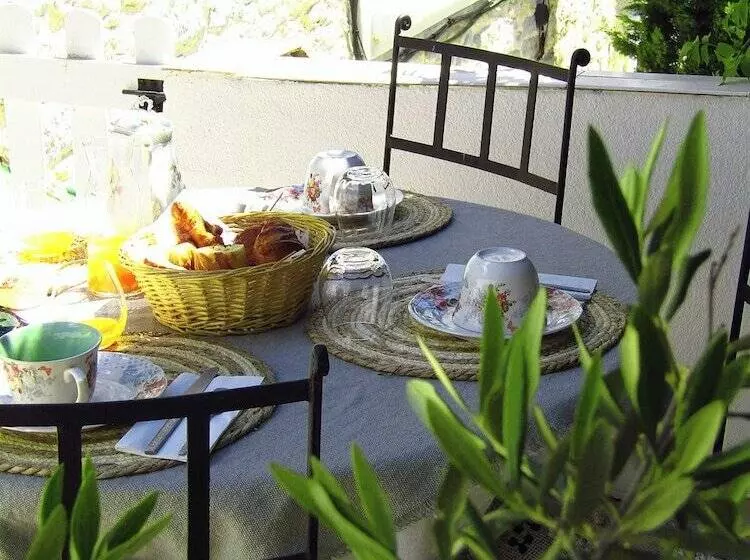 Aamiaismajoitus (B&B) La Bastide De Canaules