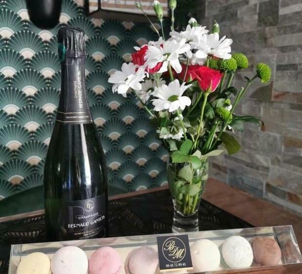 ベッドアンドブレックファースト Suite Romantique Le Temps D Un Instant Loveroom Hammam Jacuzzi Piscine