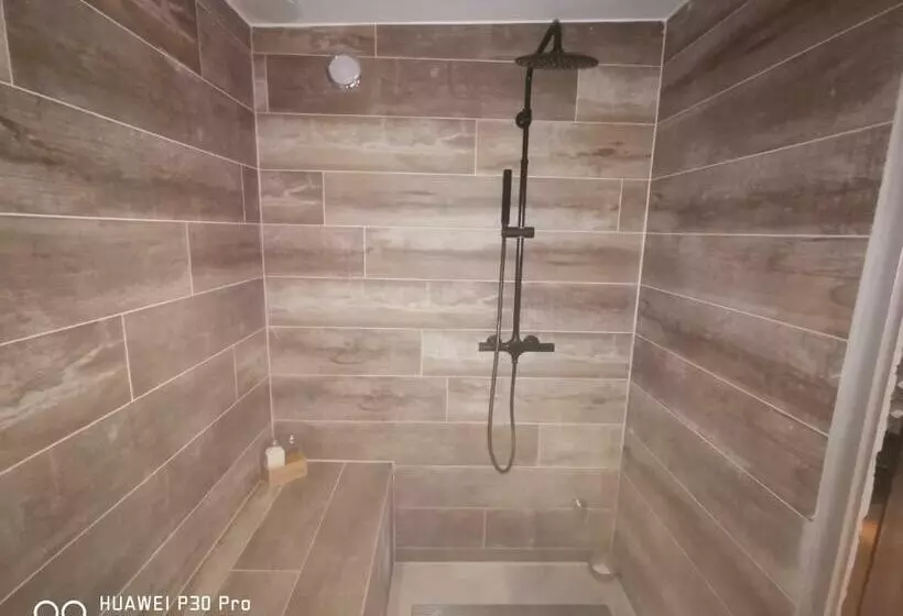 ベッドアンドブレックファースト Suite Romantique Le Temps D Un Instant Loveroom Hammam Jacuzzi Piscine