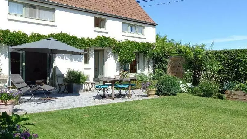 Aamiaismajoitus (B&B) Little Cottage