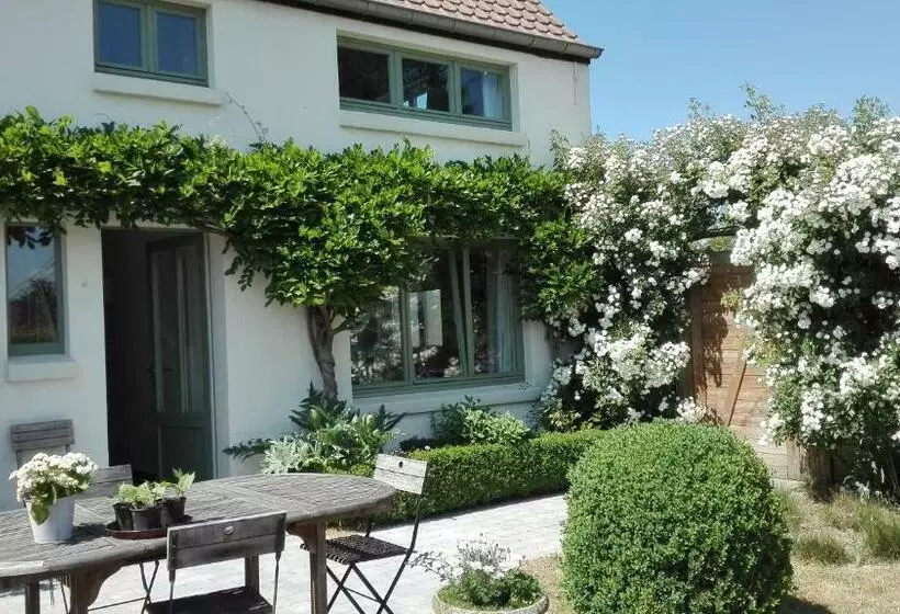 Aamiaismajoitus (B&B) Little Cottage