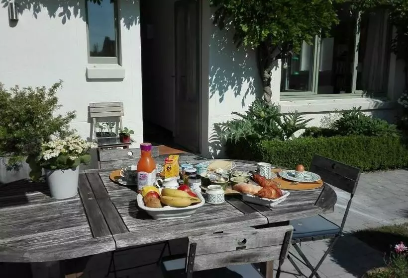 Aamiaismajoitus (B&B) Little Cottage