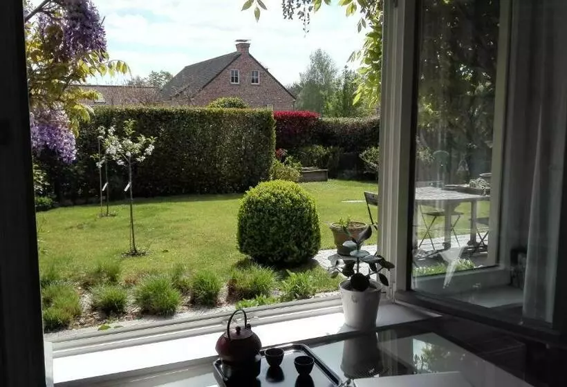 Aamiaismajoitus (B&B) Little Cottage