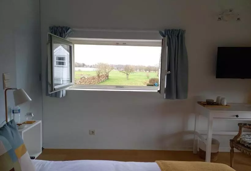 Aamiaismajoitus (B&B) Little Cottage