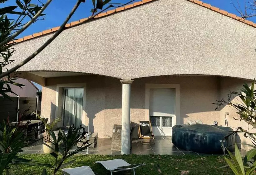 ベッドアンドブレックファースト Maison Entière 4 Lits 8 Pl Avec Jacuzzi Proche Du Safari De Peaugres