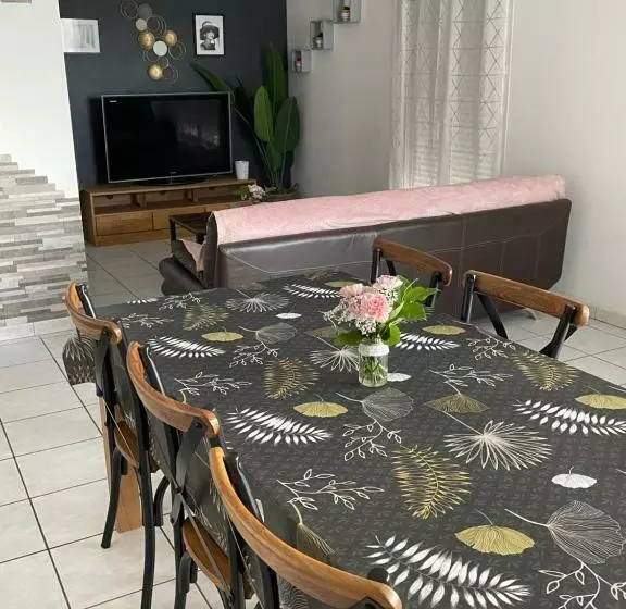 ベッドアンドブレックファースト Maison Entière 4 Lits 8 Pl Avec Jacuzzi Proche Du Safari De Peaugres