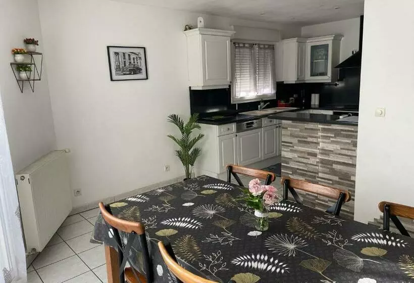 ベッドアンドブレックファースト Maison Entière 4 Lits 8 Pl Avec Jacuzzi Proche Du Safari De Peaugres