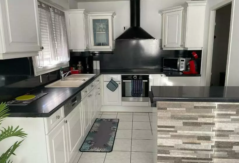 ベッドアンドブレックファースト Maison Entière 4 Lits 8 Pl Avec Jacuzzi Proche Du Safari De Peaugres