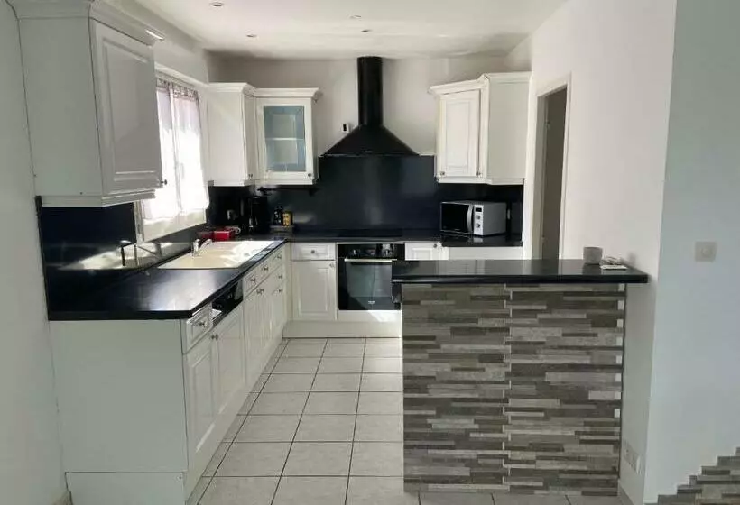 ベッドアンドブレックファースト Maison Entière 4 Lits 8 Pl Avec Jacuzzi Proche Du Safari De Peaugres