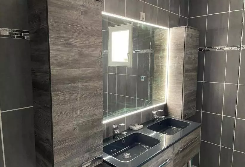 ベッドアンドブレックファースト Maison Entière 4 Lits 8 Pl Avec Jacuzzi Proche Du Safari De Peaugres