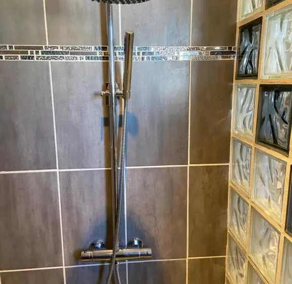 ベッドアンドブレックファースト Maison Entière 4 Lits 8 Pl Avec Jacuzzi Proche Du Safari De Peaugres