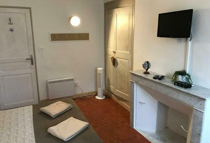 פנסיון L Escapade Lorgues